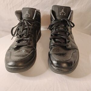 Nike Air Jordans Mid 1 Sneaker